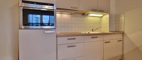 Frigorífico, microondas, horno y placa de cocina