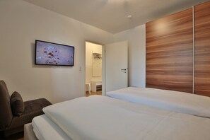 2 bedrooms, iron/ironing board, WiFi