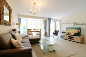 Fernseher, DVD-Player, Stereoanlage