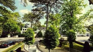 A residential area with houses, a paved road, and a cyclist. - Home by the Sea Apartment 9 - Home by the Sea (Timmendorfer Strand)