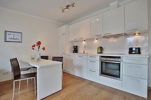 Fridge, oven, stovetop, dishwasher