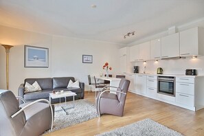 Fernseher, DVD-Player, Stereoanlage