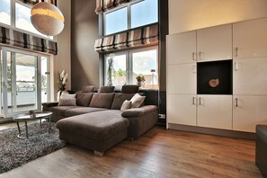 Televisie, een dvd-speler en een stereo