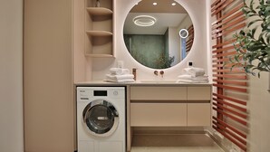 A compact bathroom with a washing machine, a sink, and a mirror. - Residenz Herrenbruchstraße 5 Apartment 8 - Residenz Herrenbruchstr. (Timmendorfer Strand)