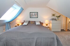 2 bedrooms, desk, iron/ironing board, WiFi