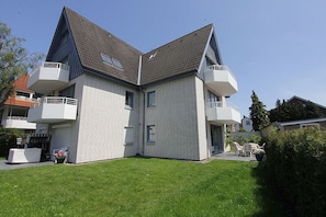 A modern two-story building with a brick facade, a flat roof, and two balconies on each floor. - Haus Wiesenweg - Haus Wiesenweg Apartment 7 (Timmendorfer Strand)