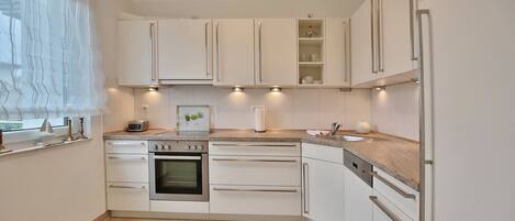 Réfrigérateur, un four, surface de cuisson, lave-vaisselle