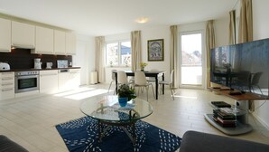 Eine moderne Wohnung mit Küche, Essbereich und Wohnzimmer.