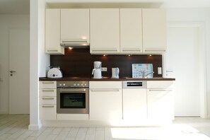 Fridge, oven, stovetop, dishwasher