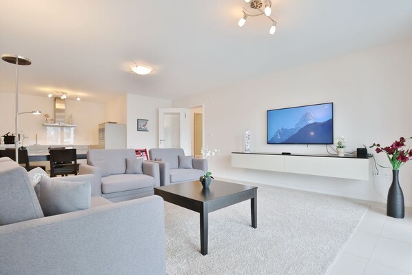 Fernseher, DVD-Player, Stereoanlage