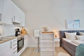 Kühlschrank, Ofen, Herdplatte, Wasserkocher mit Kaffee-/Teezubehör