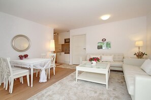 Unclassified image, 5 of 16, button