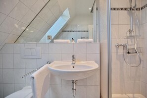 Shower, hair dryer - Gorch-Fock-Strasse 20a Apartment 3 - Gorch-Fock-Strasse 20a (Timmendorfer Strand)