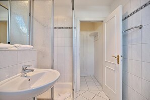Shower, hair dryer - Gorch-Fock-Strasse 20a Apartment 3 - Gorch-Fock-Strasse 20a (Timmendorfer Strand)