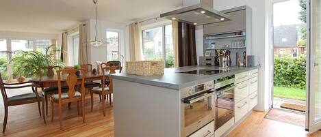 ثلاجة، ميكروويف، فرن، موقد طهي مسطح