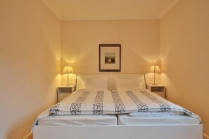 2 bedrooms, iron/ironing board, WiFi