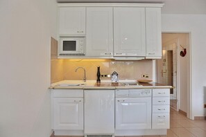 Kühlschrank, Mikrowelle, Herdplatte, Wasserkocher mit Kaffee-/Teezubehör