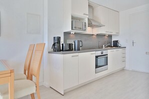 Fridge, microwave, oven, stovetop - Treffert Apartment 38 - House Miramar (Timmendorfer Strand)