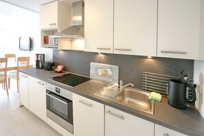 Køleskab, mikrobølgeovn, ovn, kogeplade