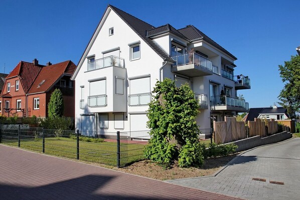 Unclassified image, 1 of 20, button