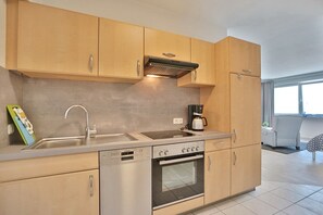 Een koelkast, een microgolfoven, een oven, een kookplaat