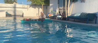 🦋Private Master Room with sharedPool Access , Max 2 Guests.