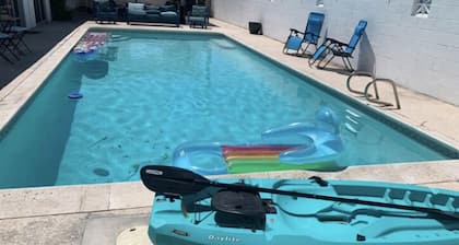 🦋Private Master Room with sharedPool Access , Max 2 Guests.