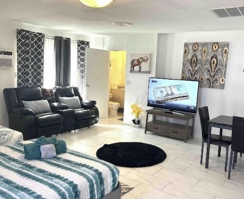 🦋Private Master Room with sharedPool Access , Max 2 Guests.