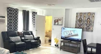 🦋Private Master Room with sharedPool Access , Max 2 Guests.