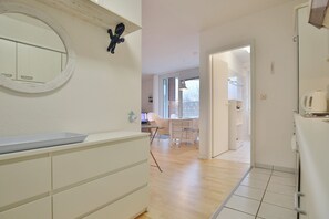 Kjøleskap, ovn, kokeplater og kaffetrakter/tekoker