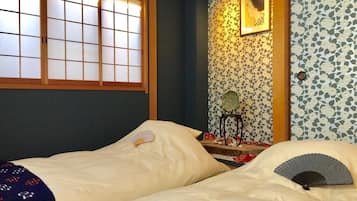 4 bedrooms, desk, iron/ironing board, free WiFi