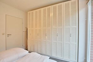 2 bedrooms, iron/ironing board, WiFi