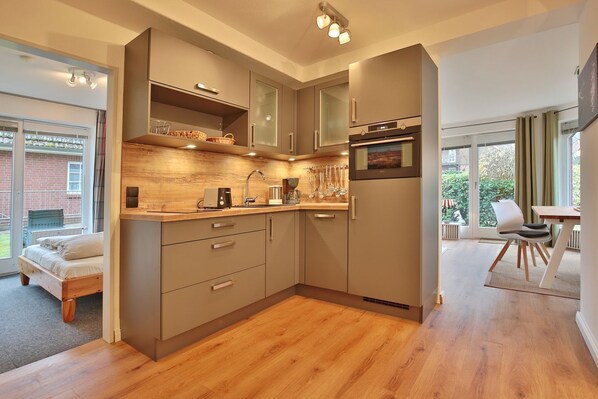 Fridge, oven, stovetop, dishwasher