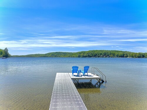 Private Lakefront, Dog Friendly w/HOT TUB Home!SWIM/SKI/RELAX!