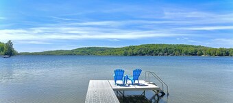 Private Lakefront, Dog Friendly w/HOT TUB Home!SWIM/SKI/RELAX!
