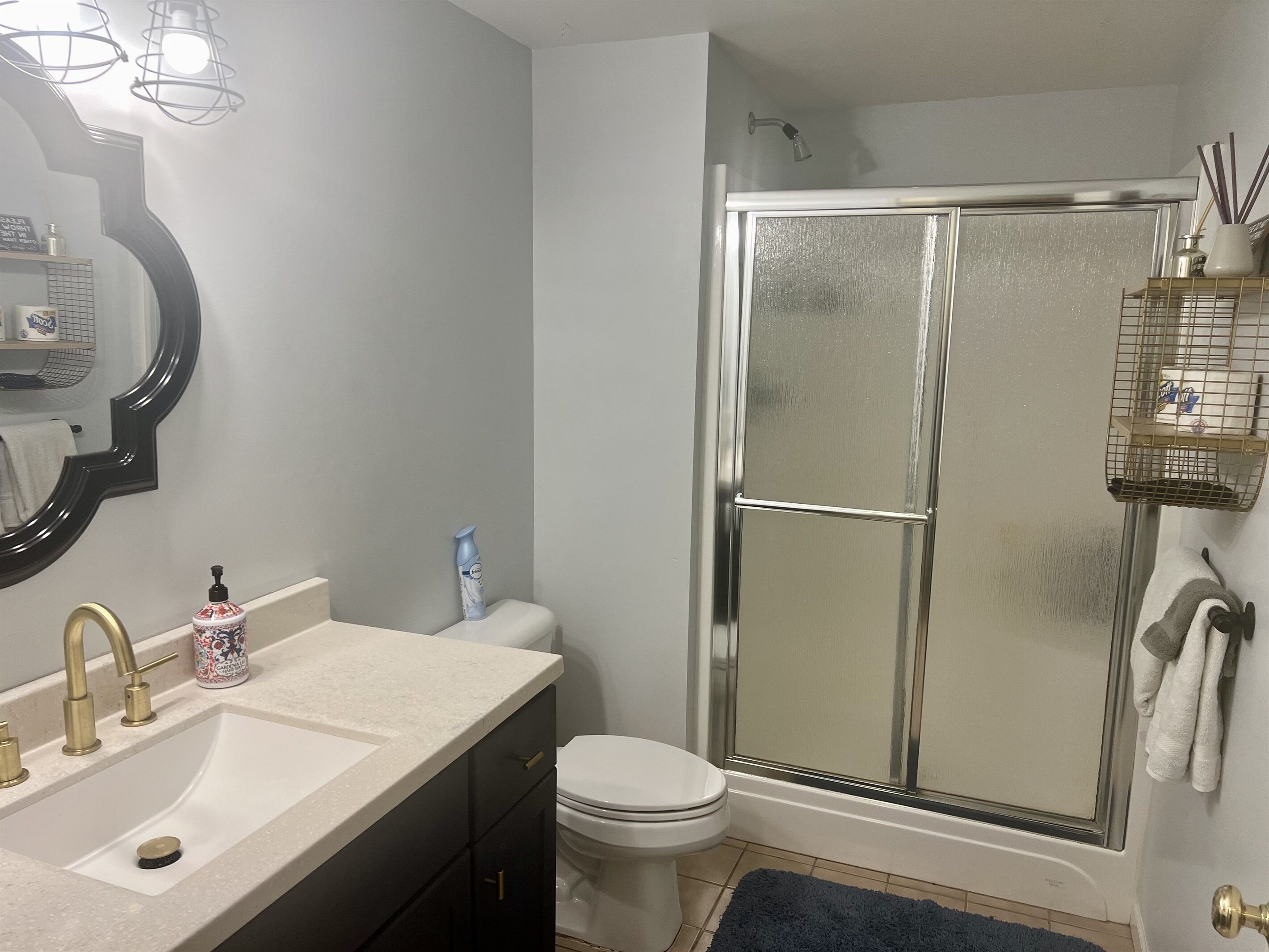 Een badkamer met een wastafel, toilet en douche.