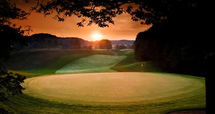 Large Private Lakefront Home w/HOT TUB. SWIM/BOAT/SKI/RELAX! Open year-round!