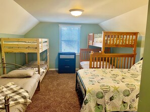 4 makuuhuonetta, työpöytä, silitysrauta/-lauta, ilmainen Wi-Fi