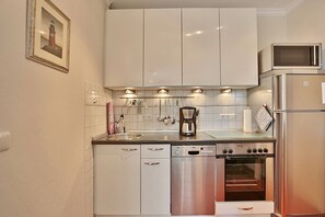 Kühlschrank, Mikrowelle, Ofen, Herdplatte