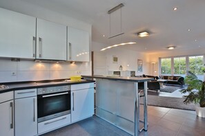 Fridge, microwave, oven, stovetop - Villa Mare Apartment 1 - Villa Mare (Timmendorfer Strand)