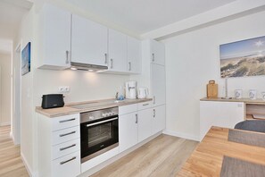 Frigorifero, forno, piano cottura, lavastoviglie