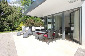 屋外ダイニングエリア