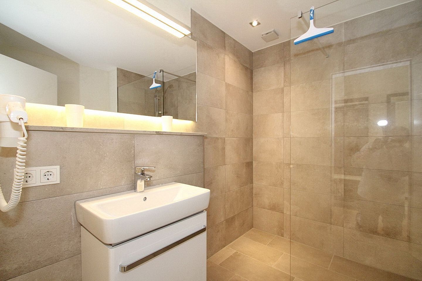 Chuveiro, secador de cabelo