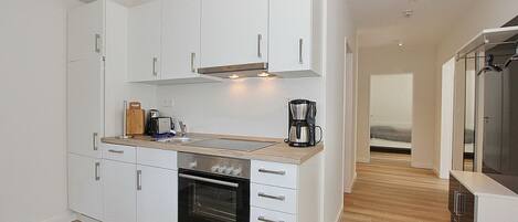 Een koelkast, een oven, een kookplaat, een vaatwasser