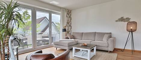 Una televisión, un reproductor de DVD, un reproductor estéreo