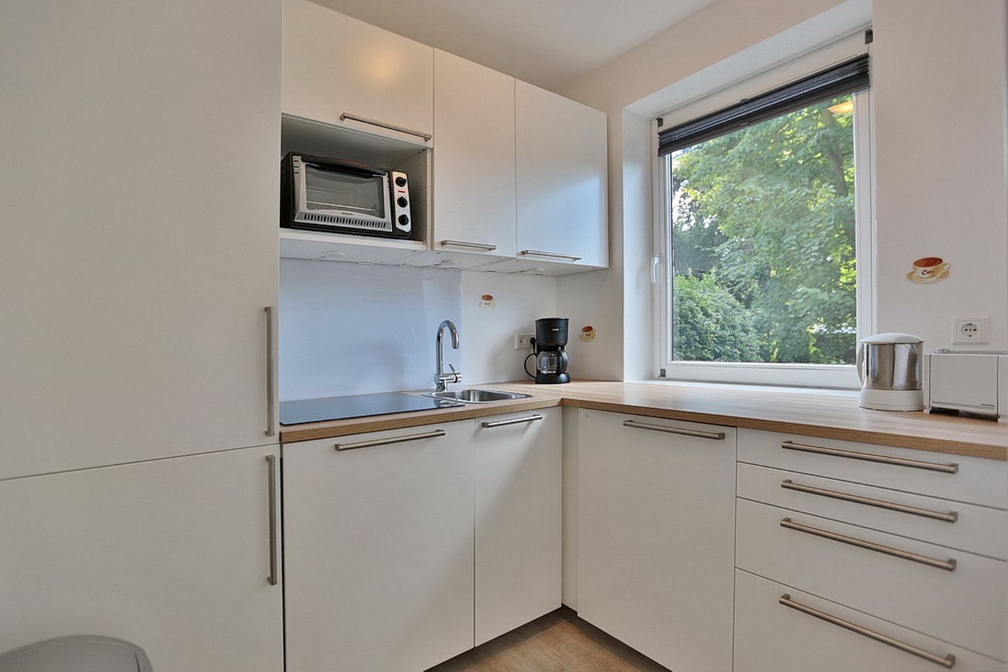 Wasserkocher mit Kaffee-/Teezubehör, Kühlschrank, Ofen, Herdplatte