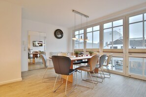 Unclassified image, 2 of 28, button