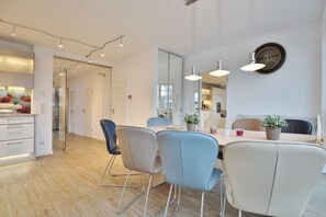 Unclassified image, 4 of 28, button