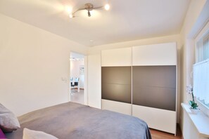 2 bedrooms, iron/ironing board, WiFi