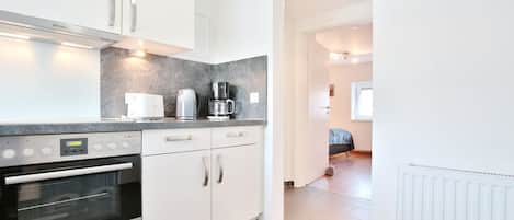 Geladeira, micro-ondas, fogão, cooktop